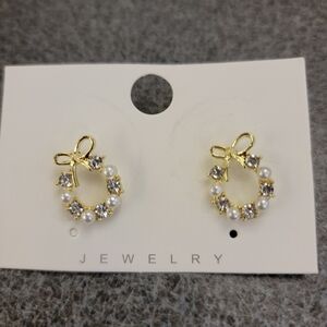 Adorable Dainty Wreath Post Earrings